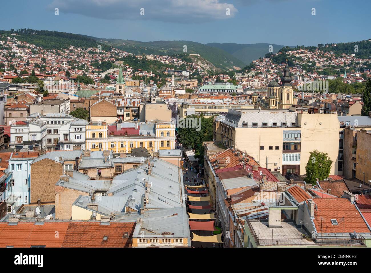 Stadtbild des Stadtzentrums von Sarajevo im Sommer, BiH Stockfoto