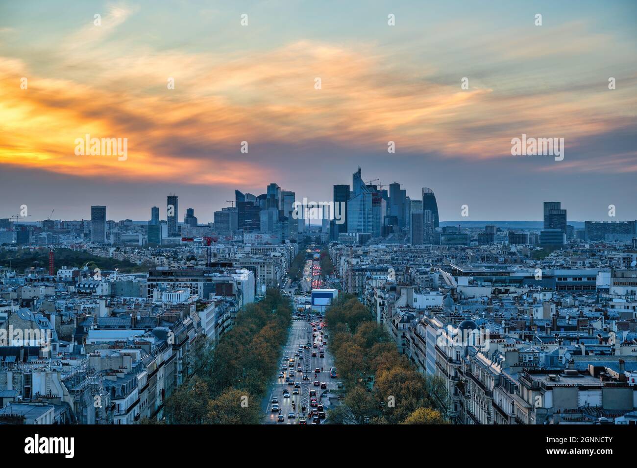 Paris Frankreich, Skyline der Stadt mit Blick auf die Straßen La Defrense und Champs Elysees mit Herbstlaub Stockfoto