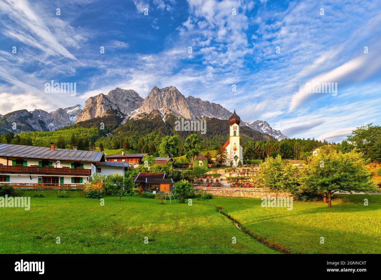 Garmisch Partenkirchen Deutschland, Zugspitze und Alpen-Gebirge mit kleiner Kirche im Dorf Grainau Stockfoto
