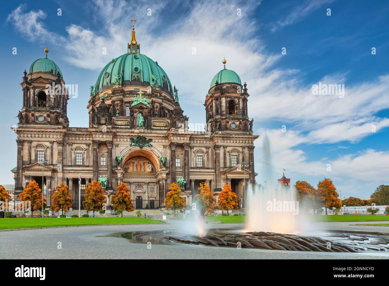 Berlin Deutschland, Skyline der Stadt am Berliner Dom mit Herbstlaub Stockfoto