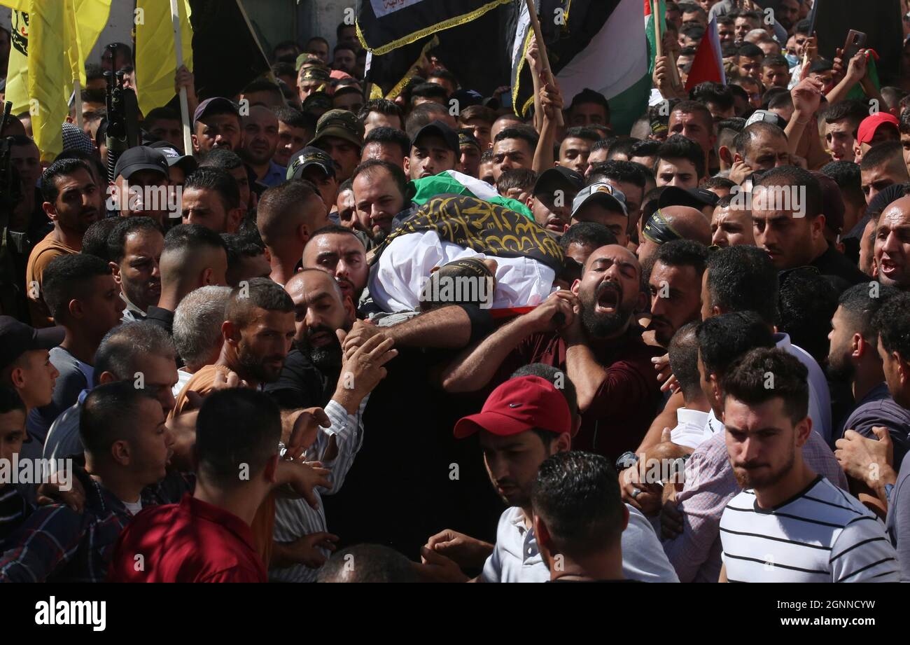 Jenin. September 2021. Trauernde und Verwandte tragen am 26. September 2021 den Leichnam des Palästinensers Osama Soboh während seiner Beerdigung im Dorf Burqin westlich der Stadt Jenin im Westjordanland. Palästina verurteilte am Sonntag israelische Soldaten für die Tötung von fünf Palästinensern bei zwei verschiedenen Zwischenfällen im nördlichen Westjordanland und nordwestlich von Jerusalem. Quelle: Nidal Eshtayeh/Xinhua/Alamy Live News Stockfoto