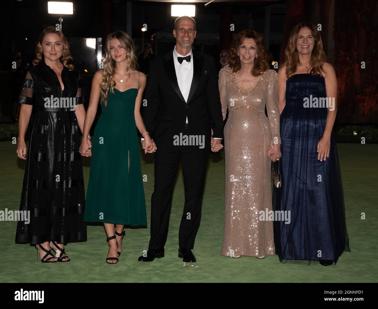 25. September 2021 - Los Angeles, Kalifornien - (L-R) Sasha Alexander, Lucia Sofia Ponti, Eduardo Ponti, Sophia Loren und Roberta Armani. Eröffnungsgala des Academy Museum of Motion Pictures im Academy Museum of Motion Pictures auf dem Wishire Boulevard. (Bild: © Billy Bennight/AdMedia über ZUMA Press Wire) Stockfoto