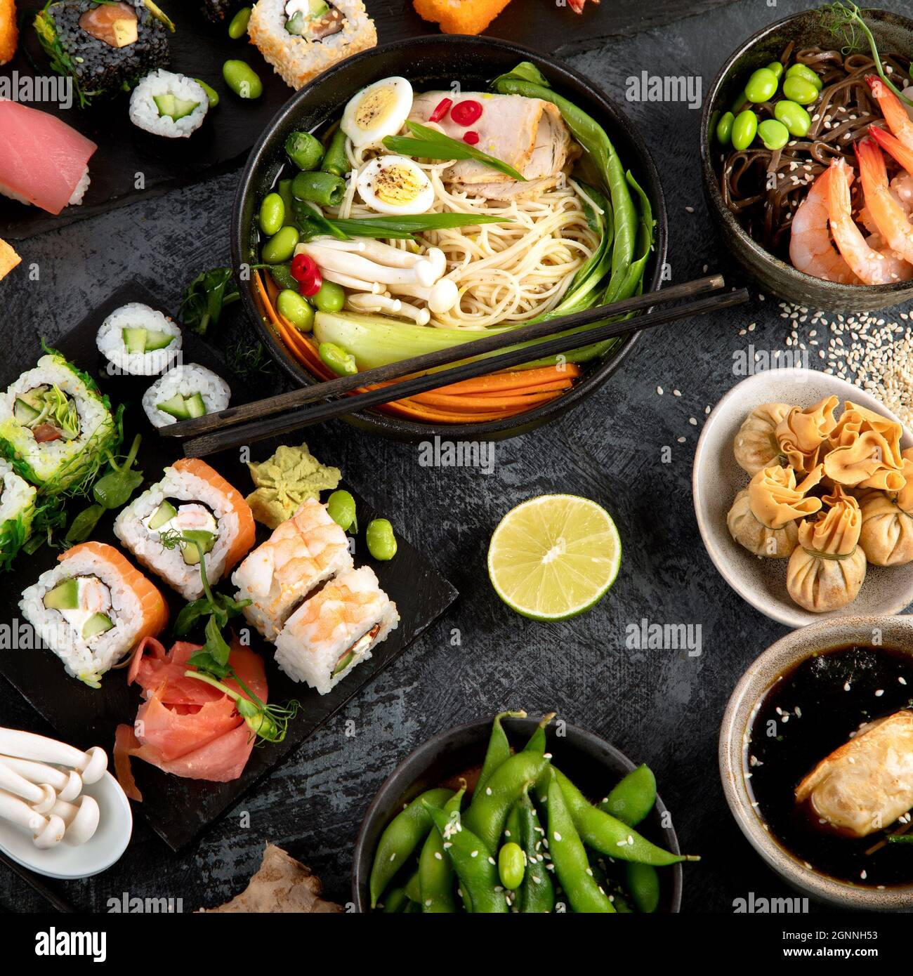 Japanische Gerichte und Snacks auf grauem Hintergrund. Traditionelles Food-Konzept. Draufsicht, flach liegend Stockfoto