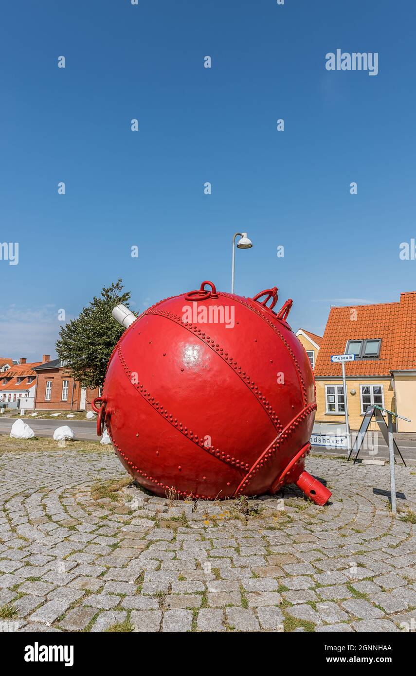 Eine rote Boje auf dem Platz, Karrebæksminde, Dänemark, 7. August 2021 Stockfoto