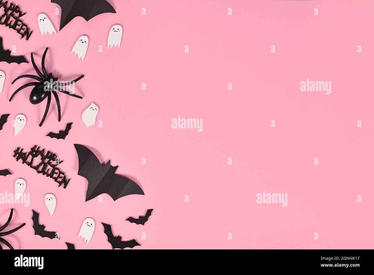 Halloween flach lag mit Fledermäusen, Spinnen, Happy Halloween Text und niedlichen Geistern auf Seite von rosa Hintergrund mit Kopierer Platz Stockfoto