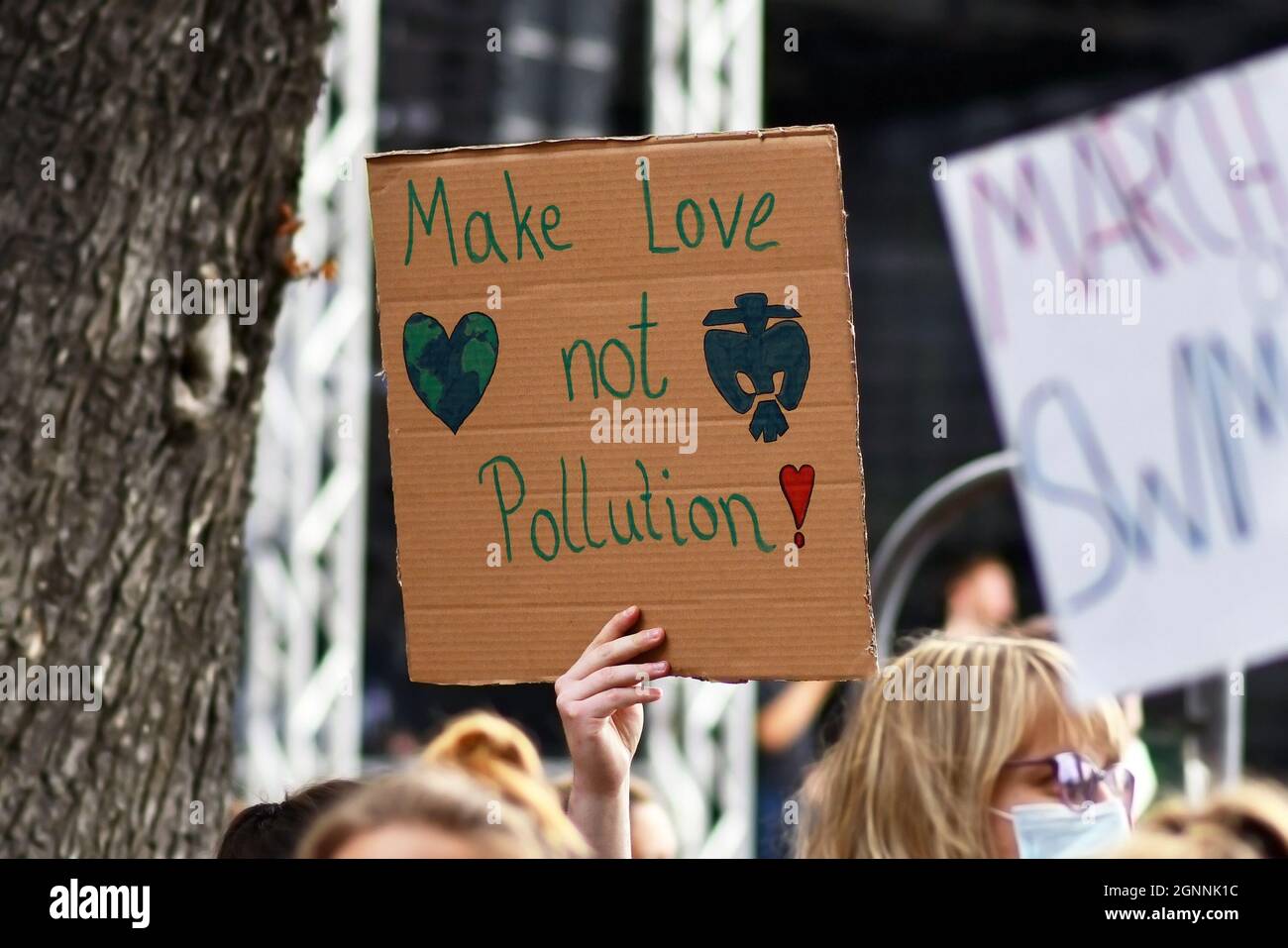 Heidelberg, Deutschland - 24. September 2021: Schild von einer jungen Frau gehalten, die bei der Global Climate Strike Demonstration „nicht cool“ sagte Stockfoto