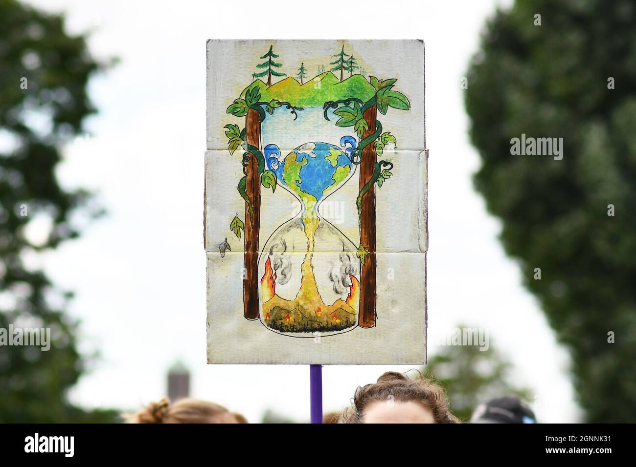 Heidelberg, Deutschland - 24. September 2021: Zeichen mit Sanduhr-Malerei bei der Global Climate Strike Demonstration Stockfoto
