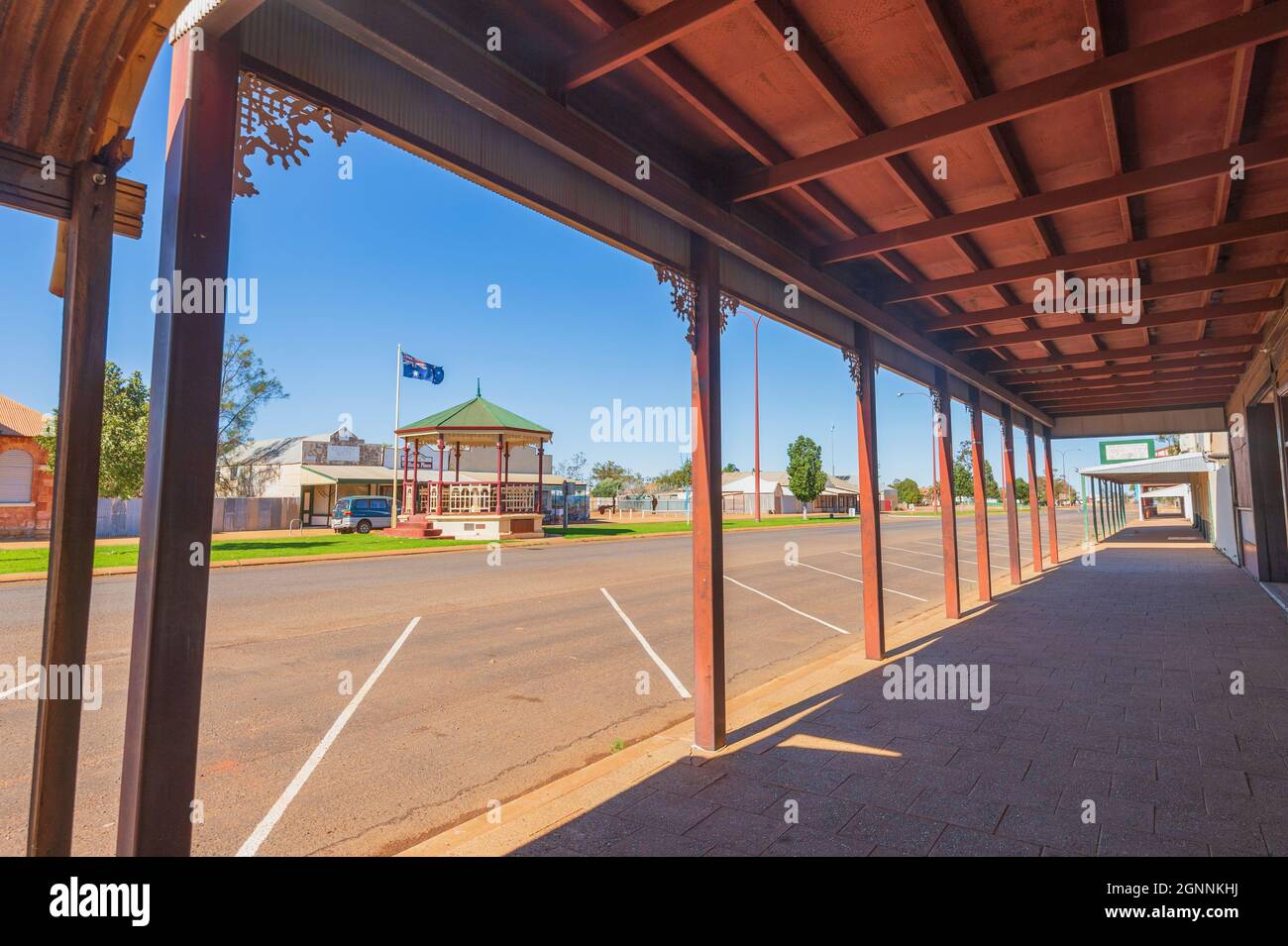 Blick auf die Hauptstraße mit Veranda und Rotunde in der kleinen ländlichen Stadt Cue, Murchison Region, Western Australia, Australien Stockfoto