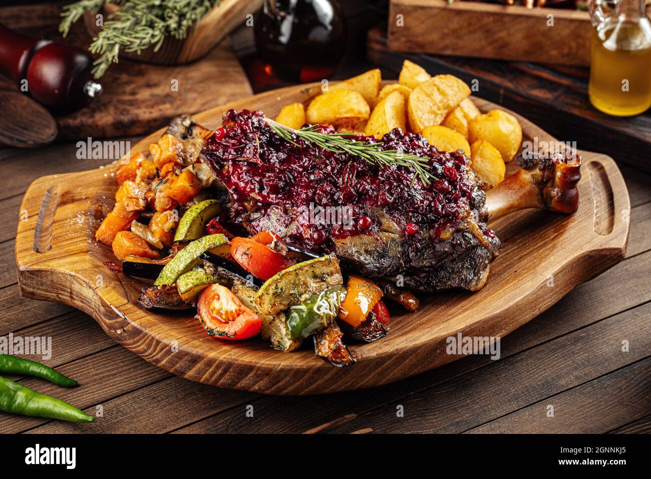 Lammknöchel mit Preiselbeersauce und Gemüse Stockfoto