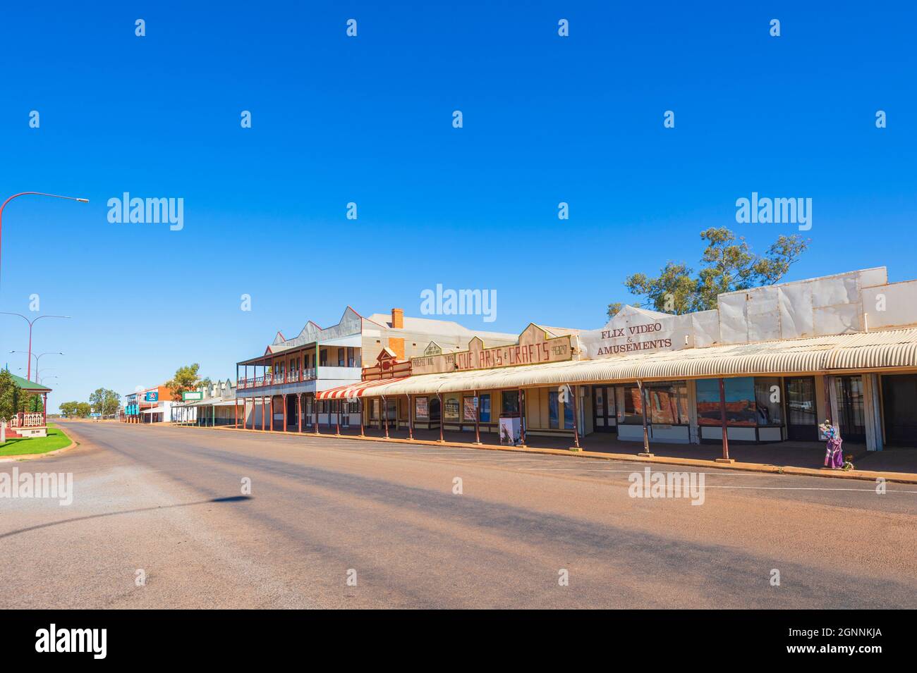 Reihe von alten Geschäften in der Hauptstraße von Cue, einer alten Bergbaustadt in den Goldfeldern, Murchison Region, Western Australia, Australien Stockfoto