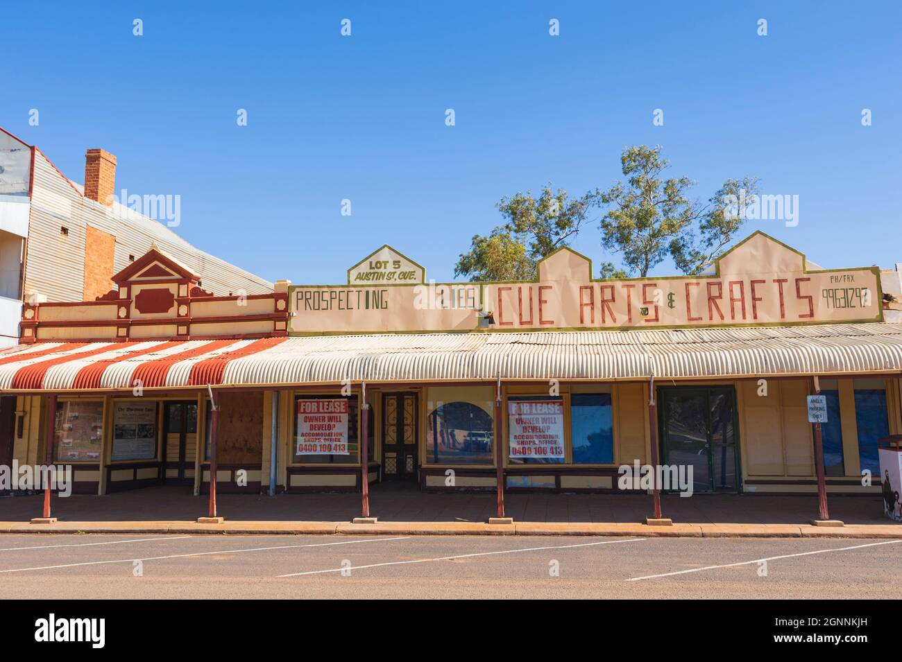 Details von alten Geschäften in der Hauptstraße von Cue, einer alten Bergbaustadt in den Goldfeldern, Murchison Region, Western Australia, Australien Stockfoto
