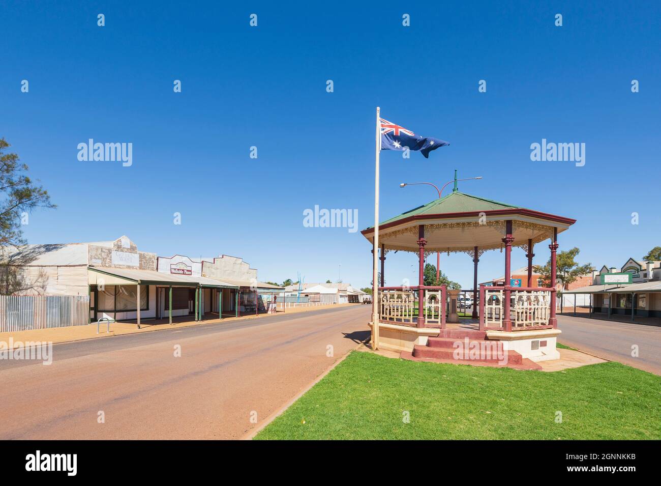 Blick auf die Rotunde und die alten Geschäfte in der Austin Street, in der kleinen ländlichen Stadt Cue, Murchison Region, Western Australia, Australien Stockfoto