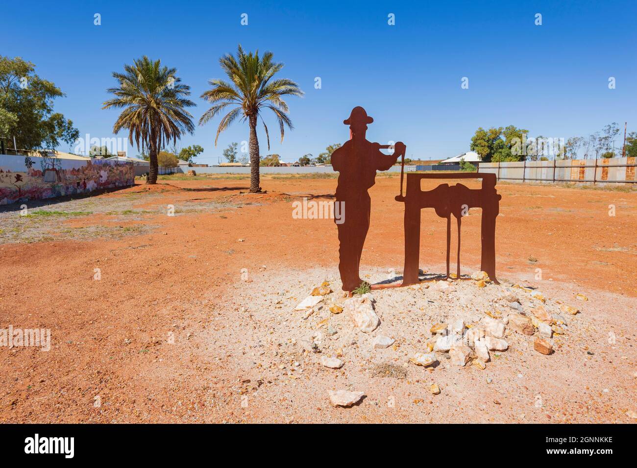 Metallkunstwerke eines alten goldminers und seines Brunnens in der kleinen ländlichen Stadt Cue, Region Murchison, Western Australia, Australien Stockfoto