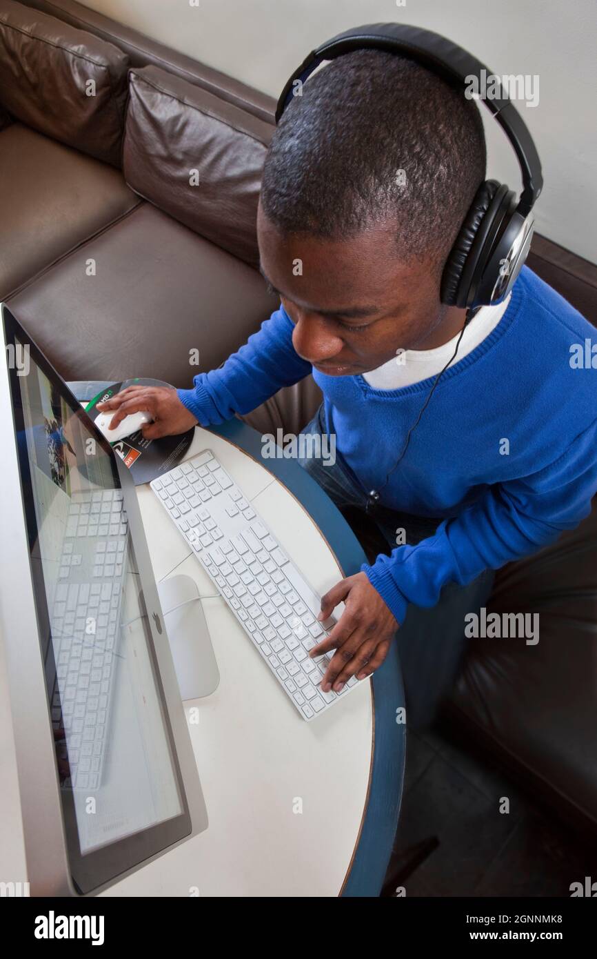 Video-Editor verwendet Final Cut Pro bei Computer Home Office 4 MR - Model veröffentlicht Stockfoto