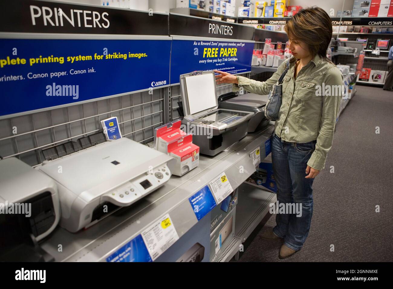 Eine junge asiatische Frau kauft in Los Angeles einen neuen Computerdrucker ein, CA MR - Model veröffentlicht Stockfoto