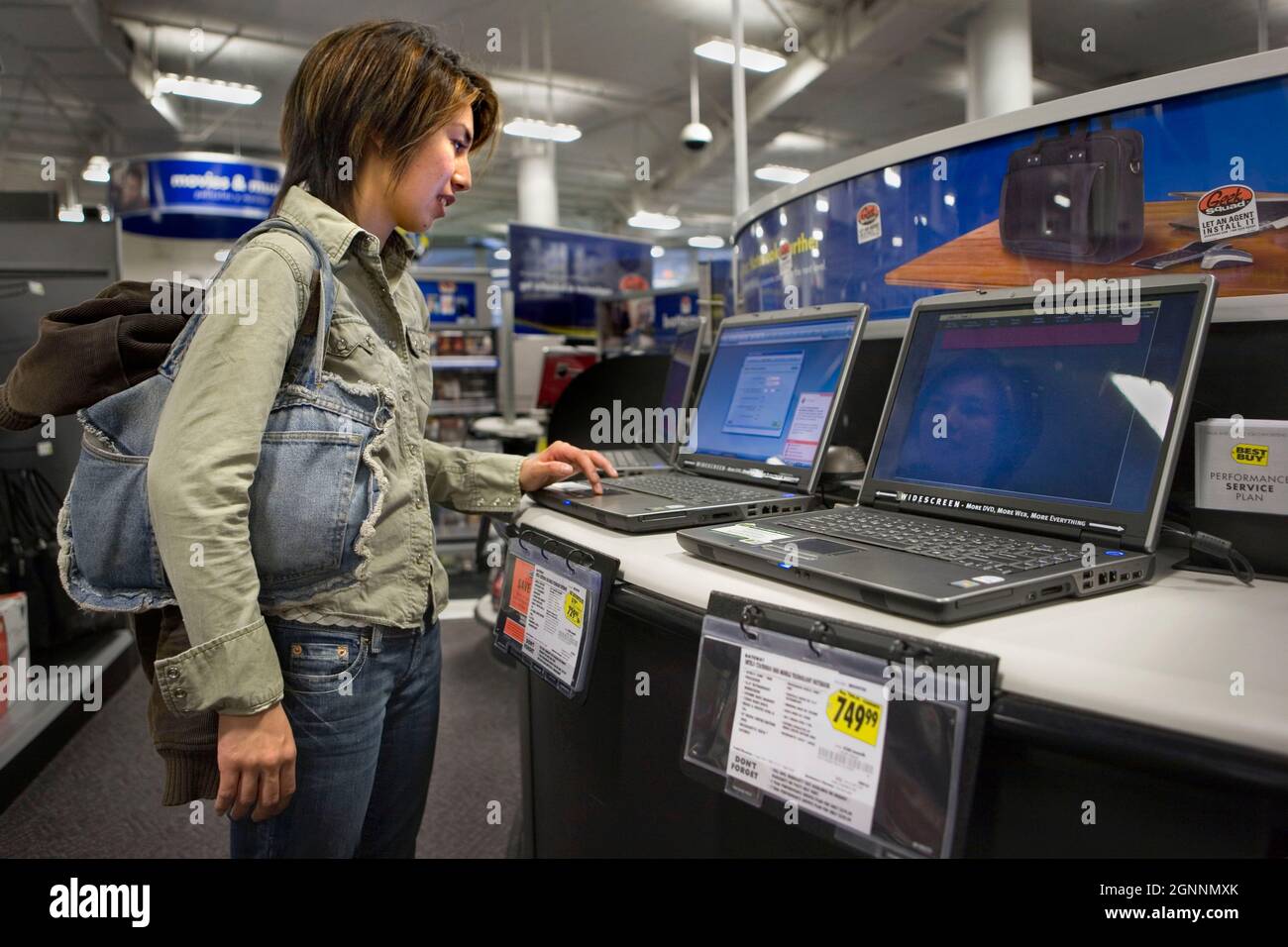 Eine junge asiatische Frau kauft Laptops in Los Angeles, CA, EIN MR - Model veröffentlicht Stockfoto