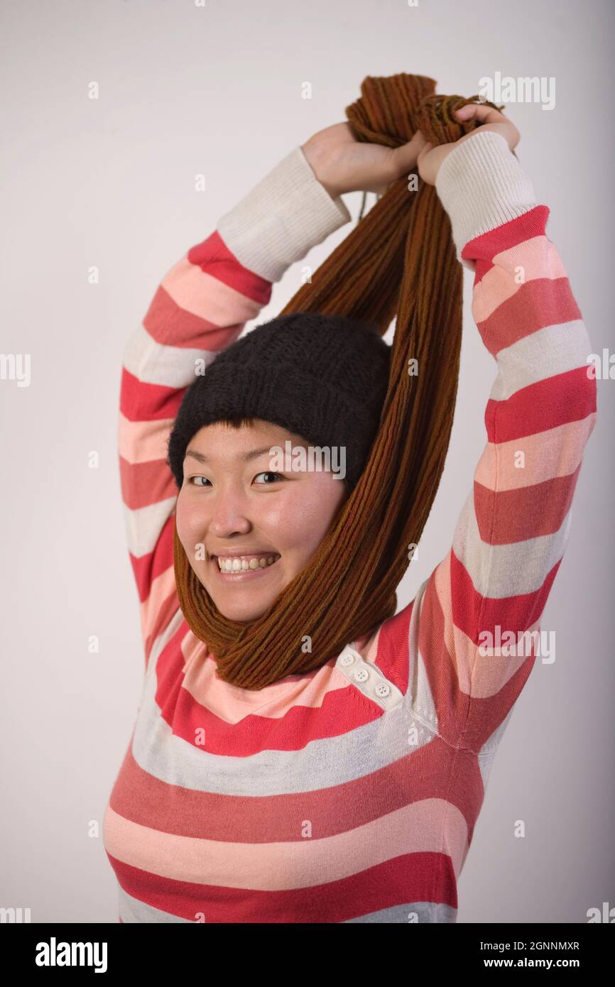 Junge asiatische Frau im Schal MR - Modell freigegeben Stockfoto