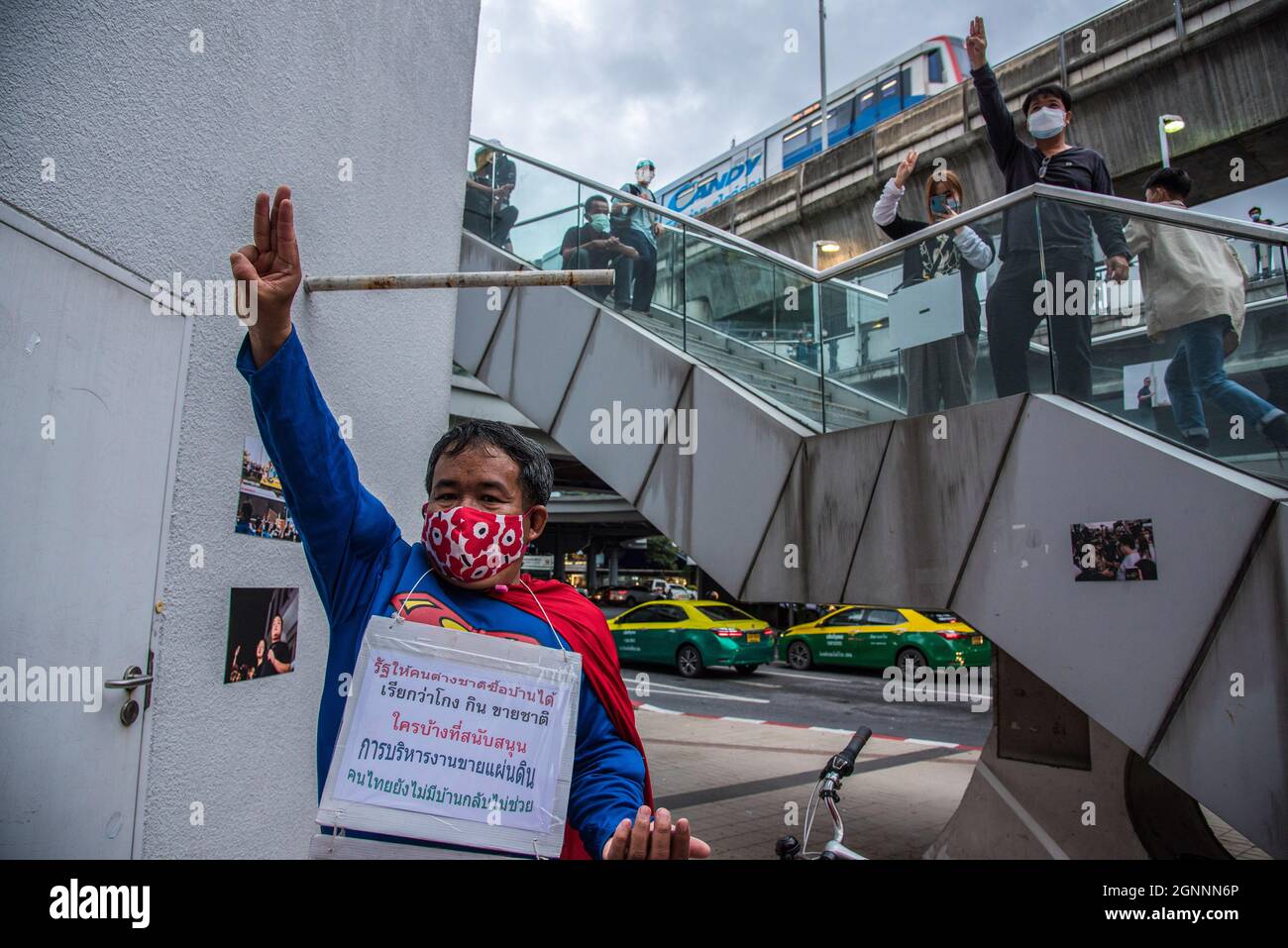 Bangkok, Thailand. September 2021. Ein Mann, der als Übermensch mit Demonstranten gekleidet ist, grüßt während der Demonstration mit drei Fingern.Pro-Demokratie-Demonstranten versammelten sich am 26. September im Bangkok Art and Culture Center (BACC). 2021 zum 1. Jahrestag der politischen Bewegung in Thailand, die von der United Front of Thammasat and Demonstration (UFTD) angeführt wurde und den Rücktritt von Prayut Chan-O-Cha und die Monarchie-Reform forderte. Kredit: SOPA Images Limited/Alamy Live Nachrichten Stockfoto