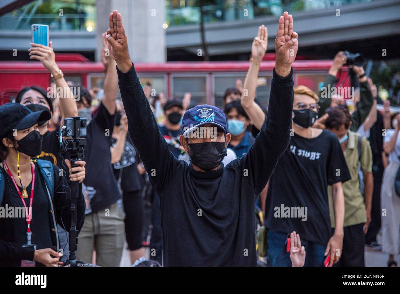 Bangkok, Thailand. September 2021. Während der Demonstration grüßen Demonstranten mit drei Fingern. Am 26. September versammelten sich Demonstranten für Demokratie im Bangkok Art and Culture Centre (BACC), 2021 zum 1. Jahrestag der politischen Bewegung in Thailand, die von der United Front of Thammasat and Demonstration (UFTD) angeführt wurde und den Rücktritt von Prayut Chan-O-Cha und die Monarchie-Reform forderte. Kredit: SOPA Images Limited/Alamy Live Nachrichten Stockfoto