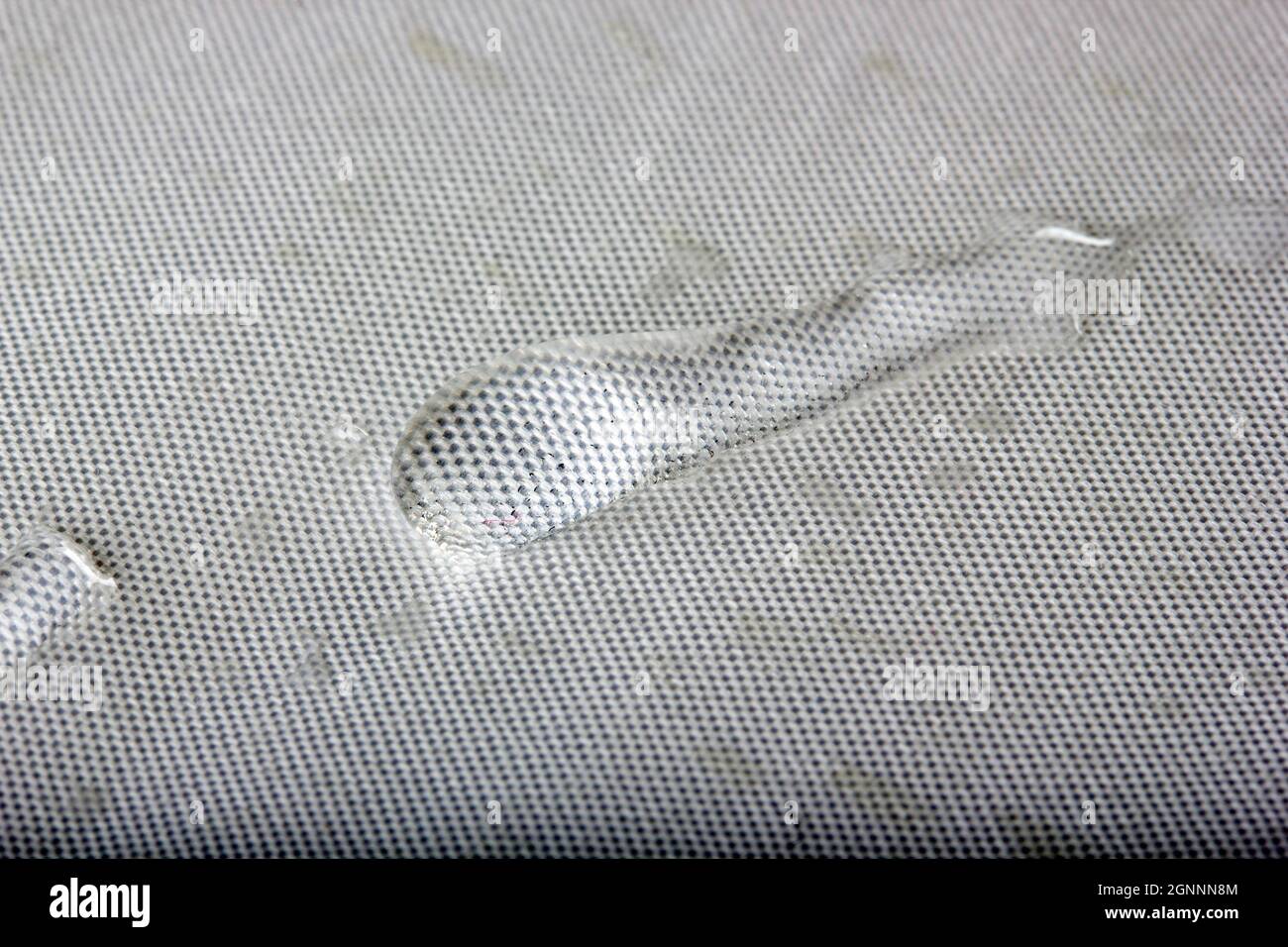 Wassertropfen auf dem Stoff. Stockfoto
