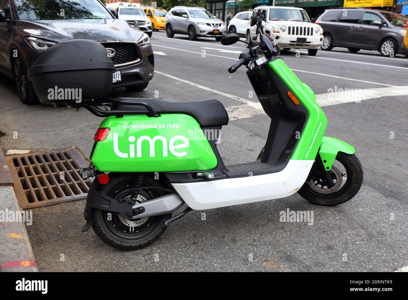 Ein Lime geteiltes Elektromoped, das auf einer Straße in Midtown Manhattan in New York, NY, geparkt ist. Die Motorroller werden von Niu gemietet Stockfoto
