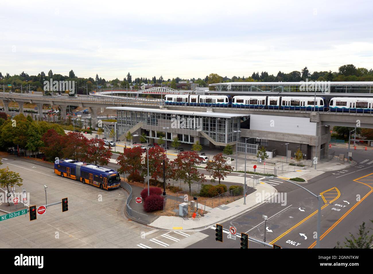 Sound Transit Northgate Station, NE 103rd St, Seattle, Washington. Ein intermodales Verkehrszentrum mit Bus und Stadtbahn mit Park and Ride und Fahrradbrücke Stockfoto