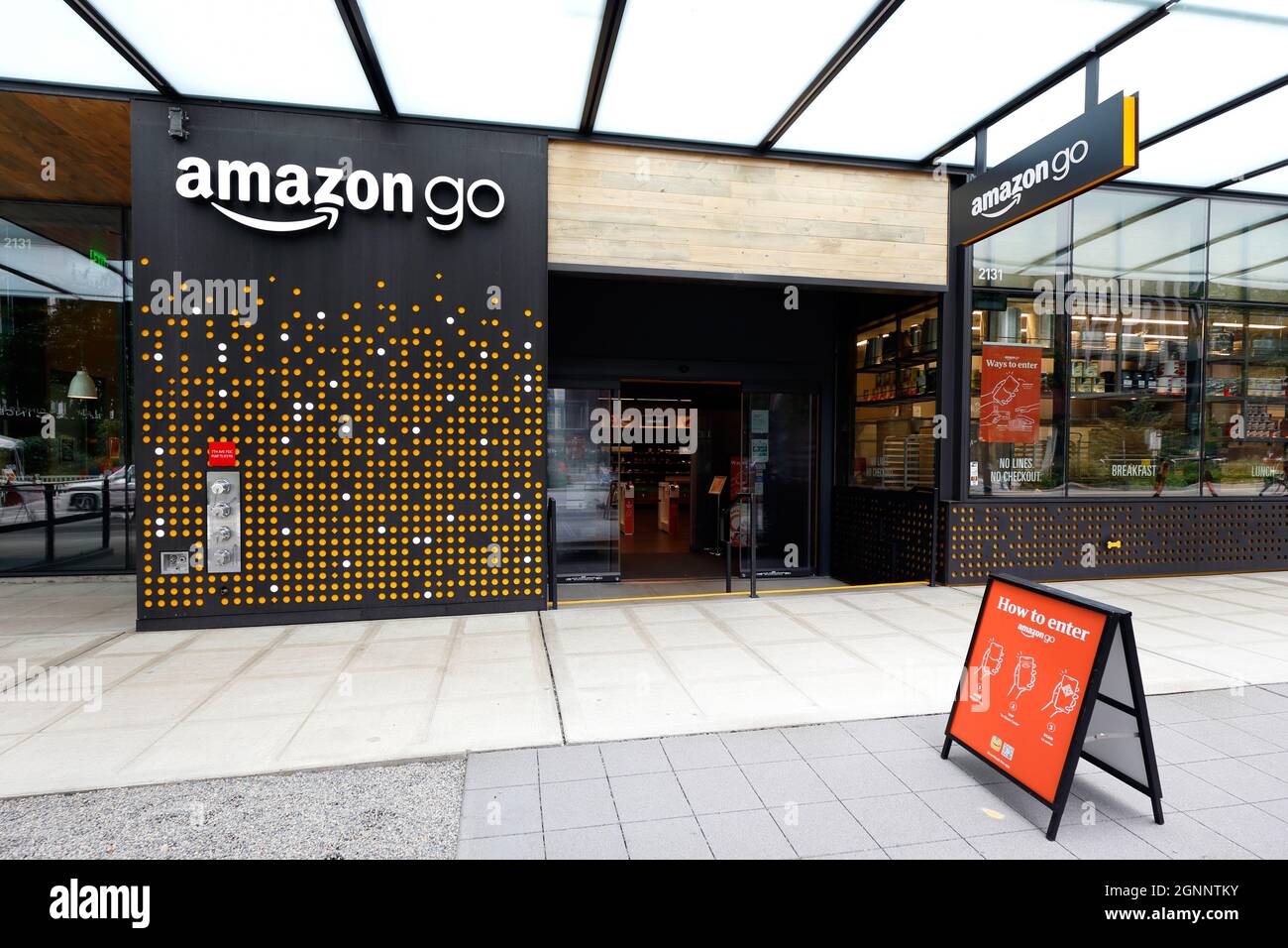 Amazon Go, 2131 7. Ave, Seattle, Schaufensterfoto des Standorts einer Kette von Selbstbedienungsgeschäften ohne Bargeld aus dem Jahr 1.. Stockfoto
