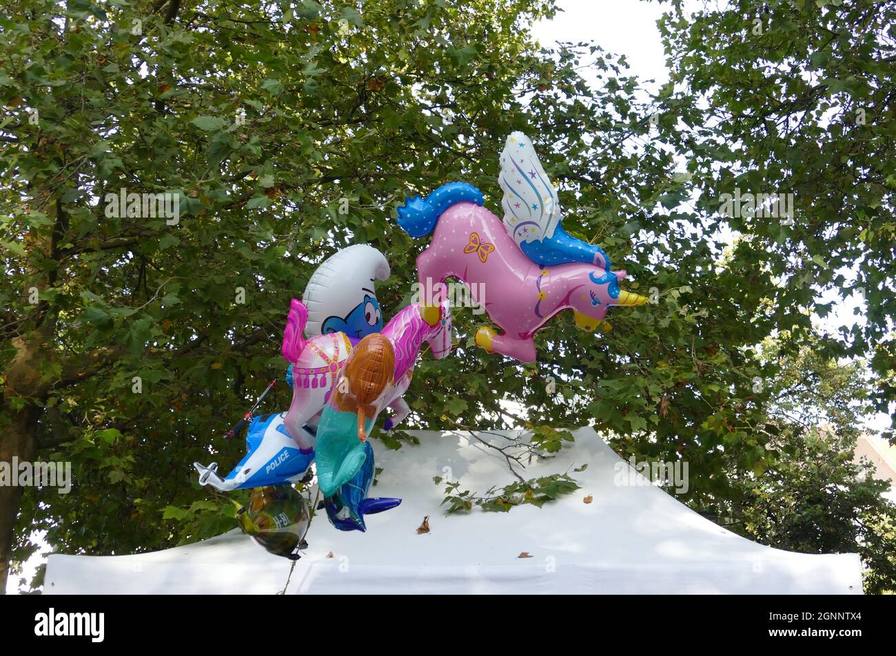 Aufblasbares Einhorn, fliegende Ballons, Kinderspielzeug. Symbol für Jahrmarkt, razzmatazz. Import Artikel, Kinder spielen, Spaß haben, Stockfoto