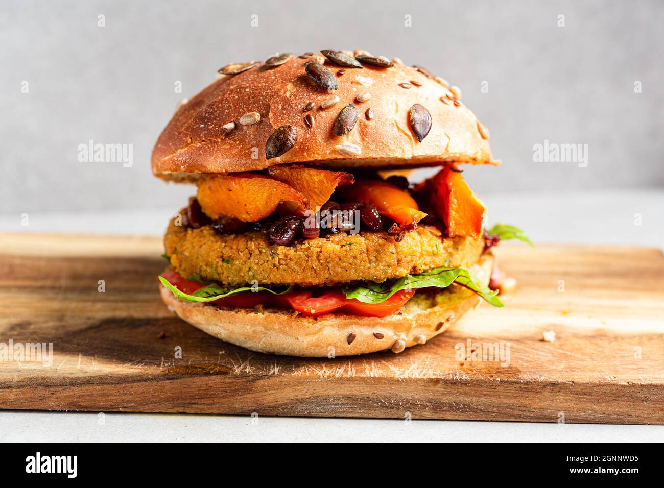 Nahaufnahme von Veggie Burger auf Holzschneidebrett Stockfoto