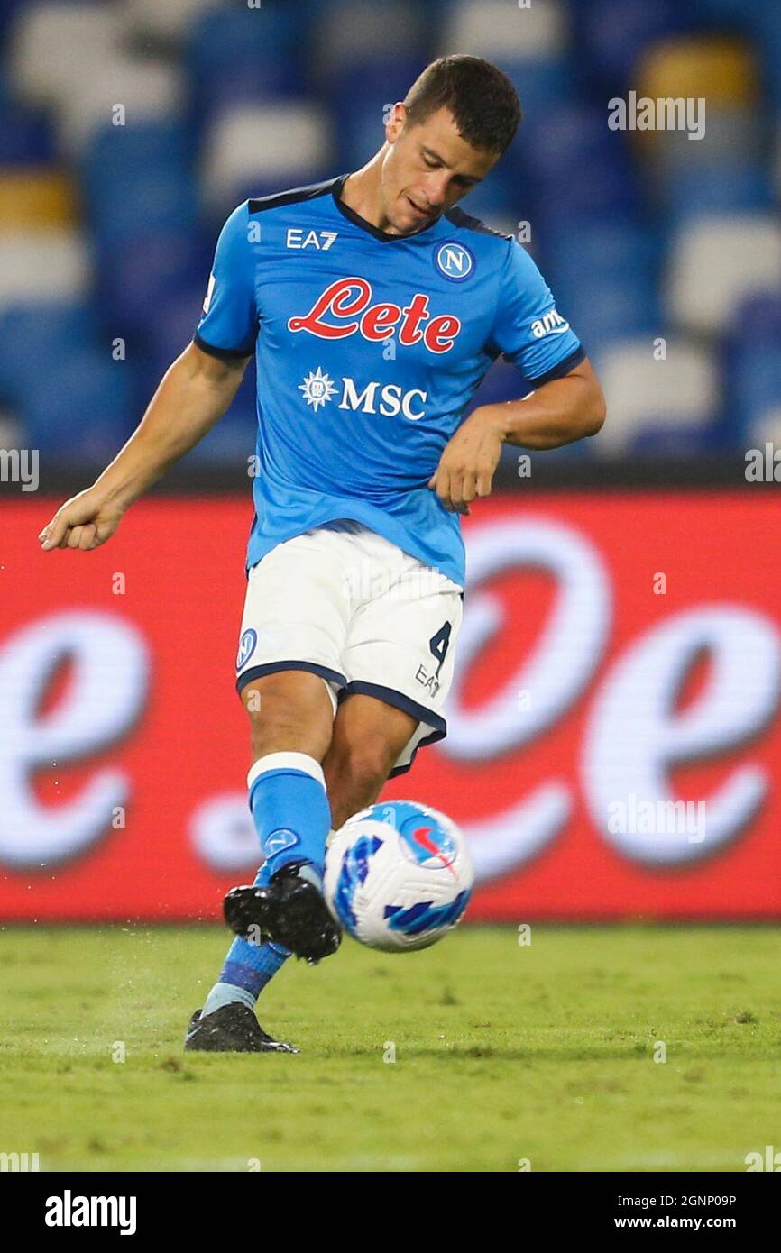 Der deutsche Mittelfeldspieler von SSC Napoli, Diego Demme, kontrolliert den Ball während des Fußballspiels der Serie A zwischen SSC Napoli und Cagliari am 16. September 2021 im Diego Armando Maradona Stadium in Neapel, Süditalien. Stockfoto
