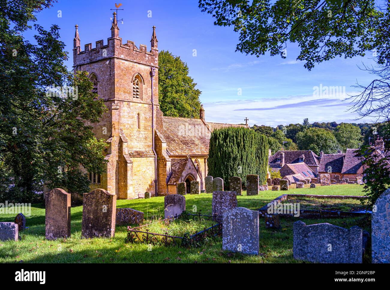 St. Perer Peters Kirche, Kirchhof und Friedhof aus dem 12. Jahrhundert im hübschen cotswold cotswolds-Dorf Upper Slaughter Gloucestershire Englan Stockfoto