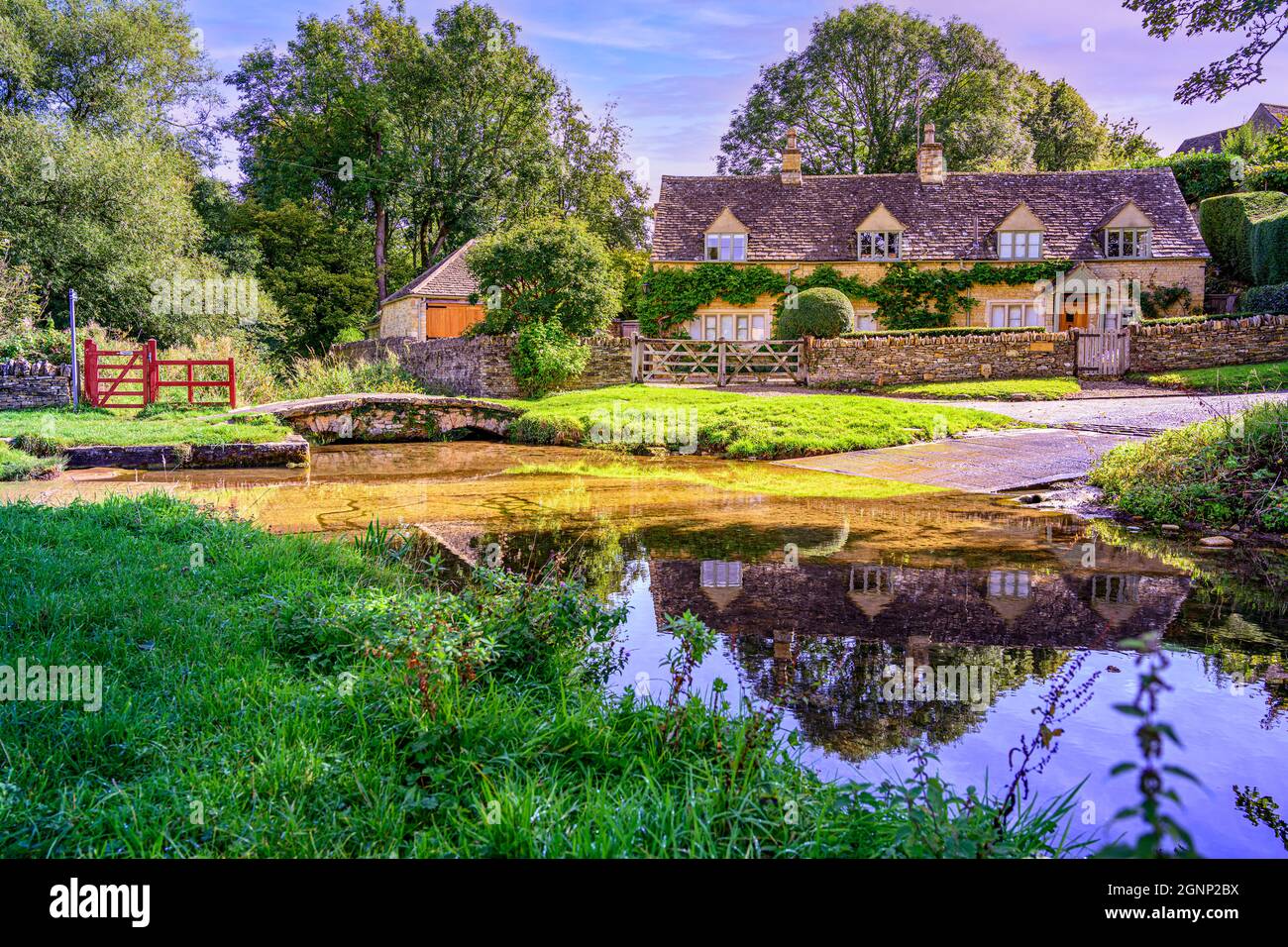 Fahren Sie über das Auge vor den traditionellen Cotswold Cotswolds Village Cotswolds Village Cotswolds. Upper Slaughter Gloucestershire England Großbritannien Stockfoto