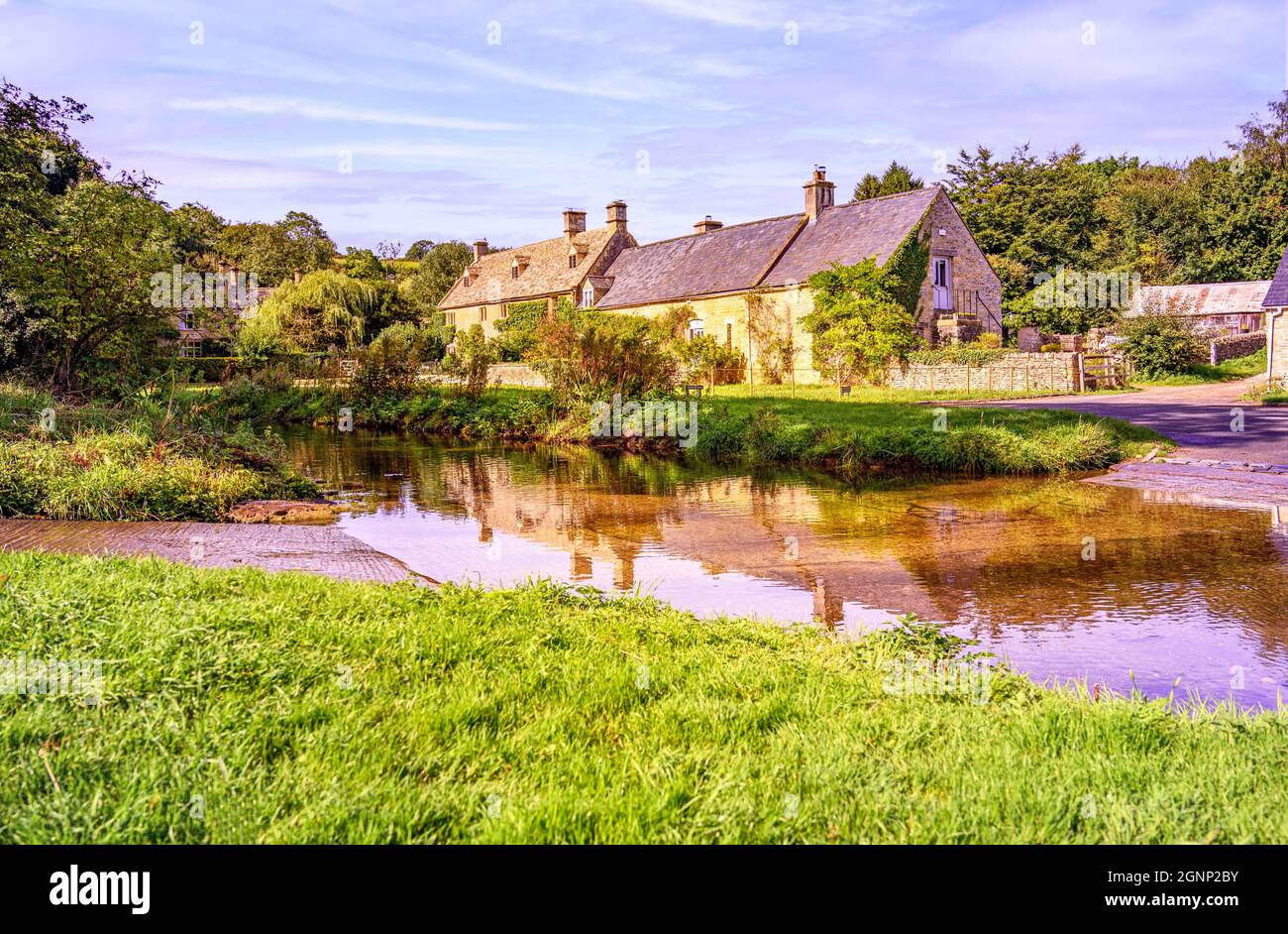 Fahren Sie über das Auge vor den traditionellen Cotswold Cotswolds Village Cotswolds Village Cotswolds. Upper Slaughter Gloucestershire England Großbritannien Stockfoto
