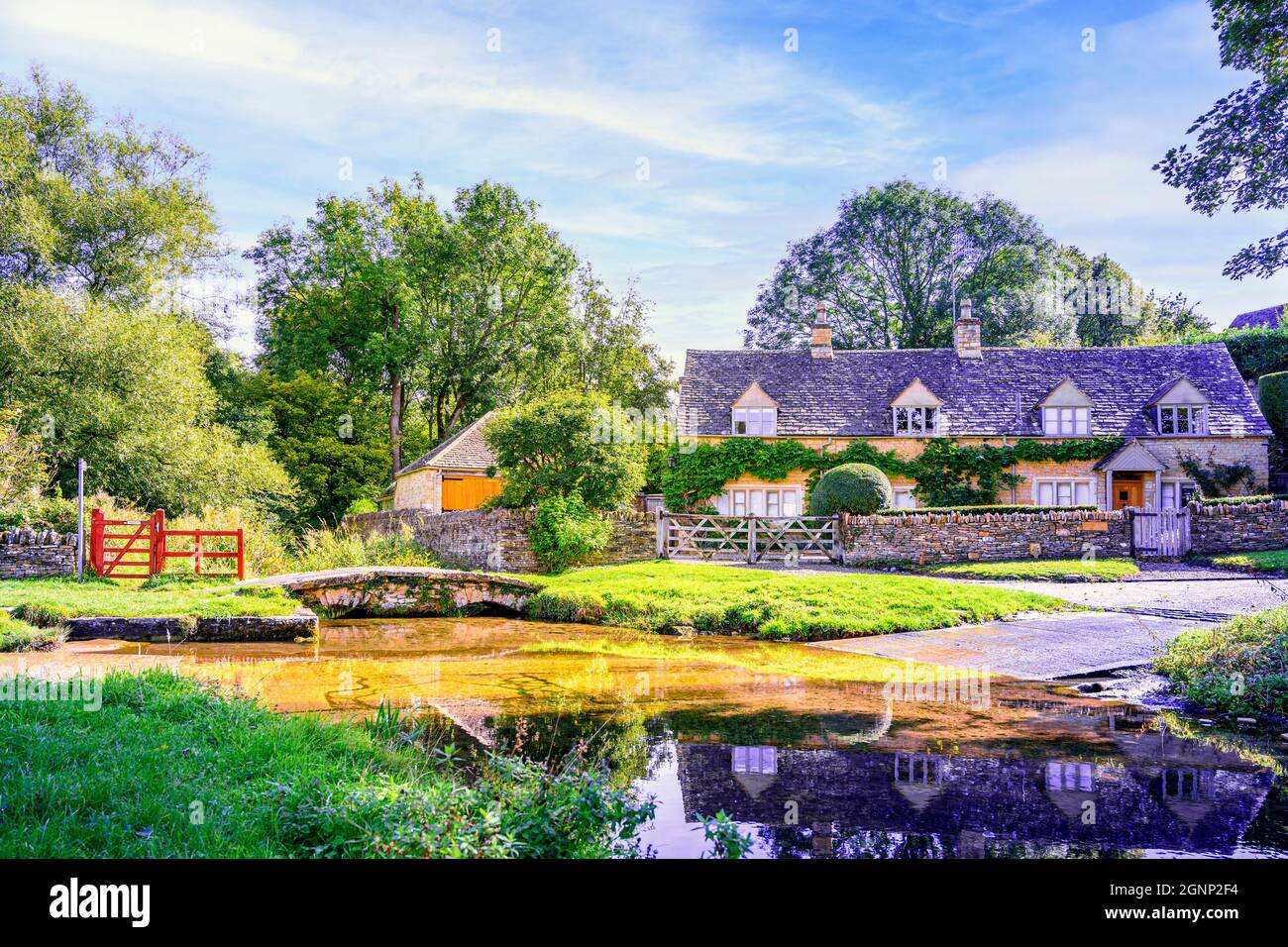 Fahren Sie über das Auge vor den traditionellen Cotswold Cotswolds Village Cotswolds Village Cotswolds. Upper Slaughter Gloucestershire England Großbritannien Stockfoto