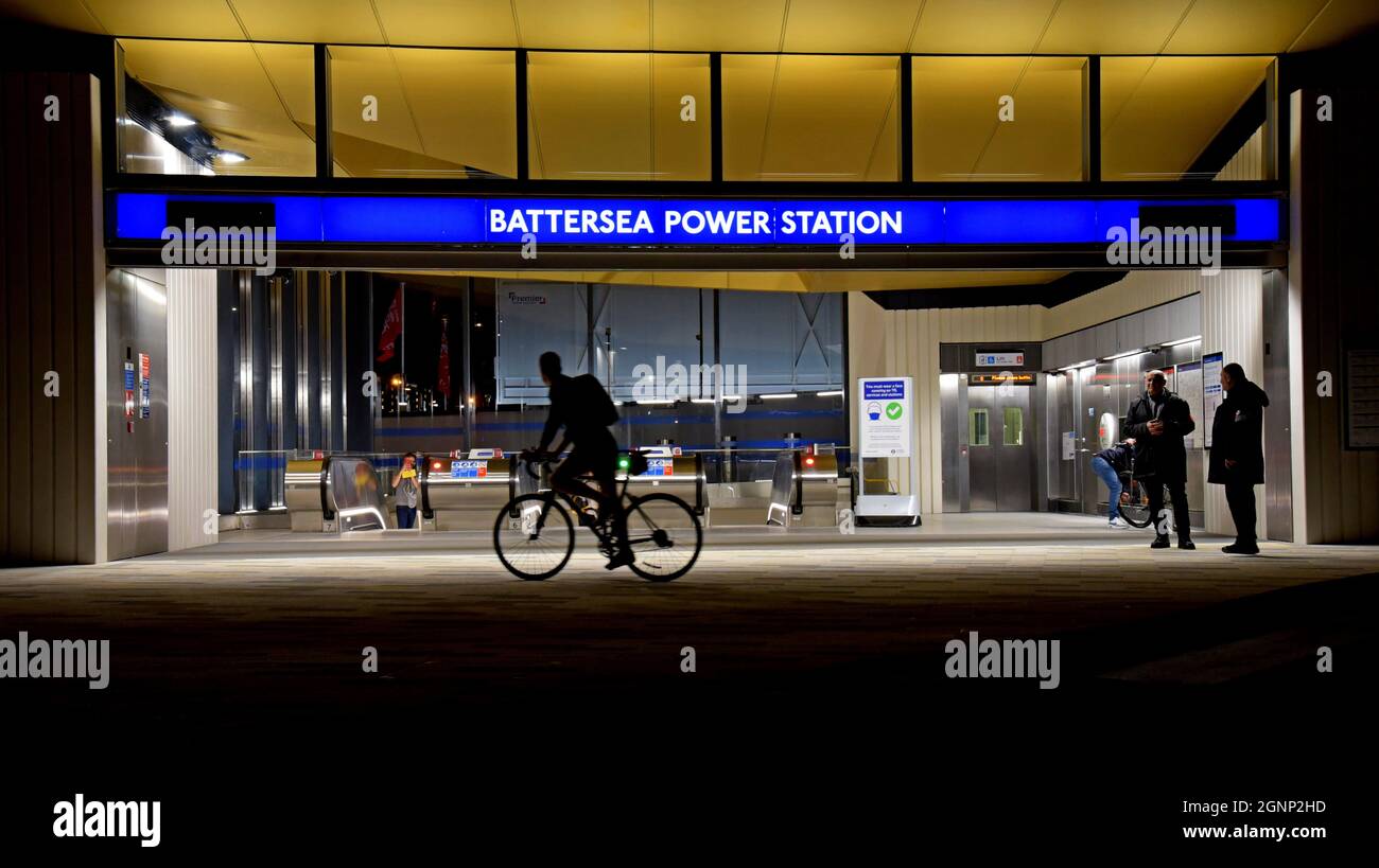 Die neue U-Bahnstation am Battersea Power Station, London, in der Nacht am Eröffnungstag, dem 20. September 2021 Stockfoto