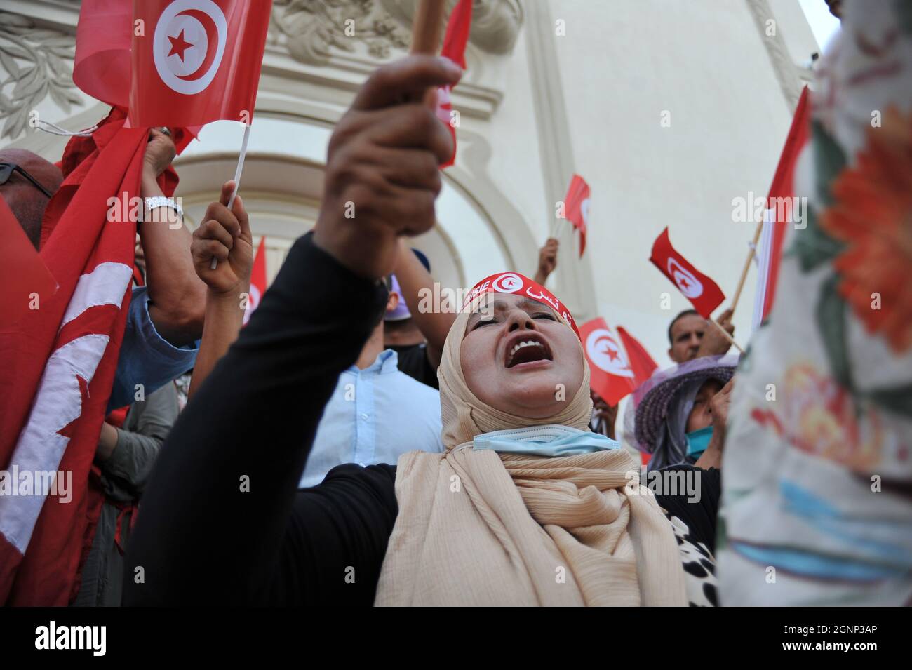 Non Exclusive: TUNIS, TUNESIEN - 26. SEPTEMBER 2021: Anhänger der Islamischen Ennahda-Partei nehmen an einer Demonstration Teil, um gegen den Präsidenten von zu protestieren Stockfoto