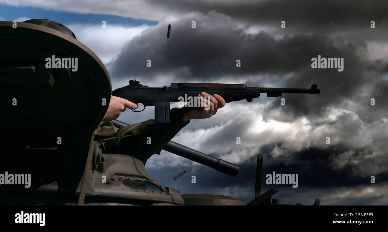 Feuern eines amerikanischen M1-Karabiners aus einem Sherman-Panzerturm. Stockfoto