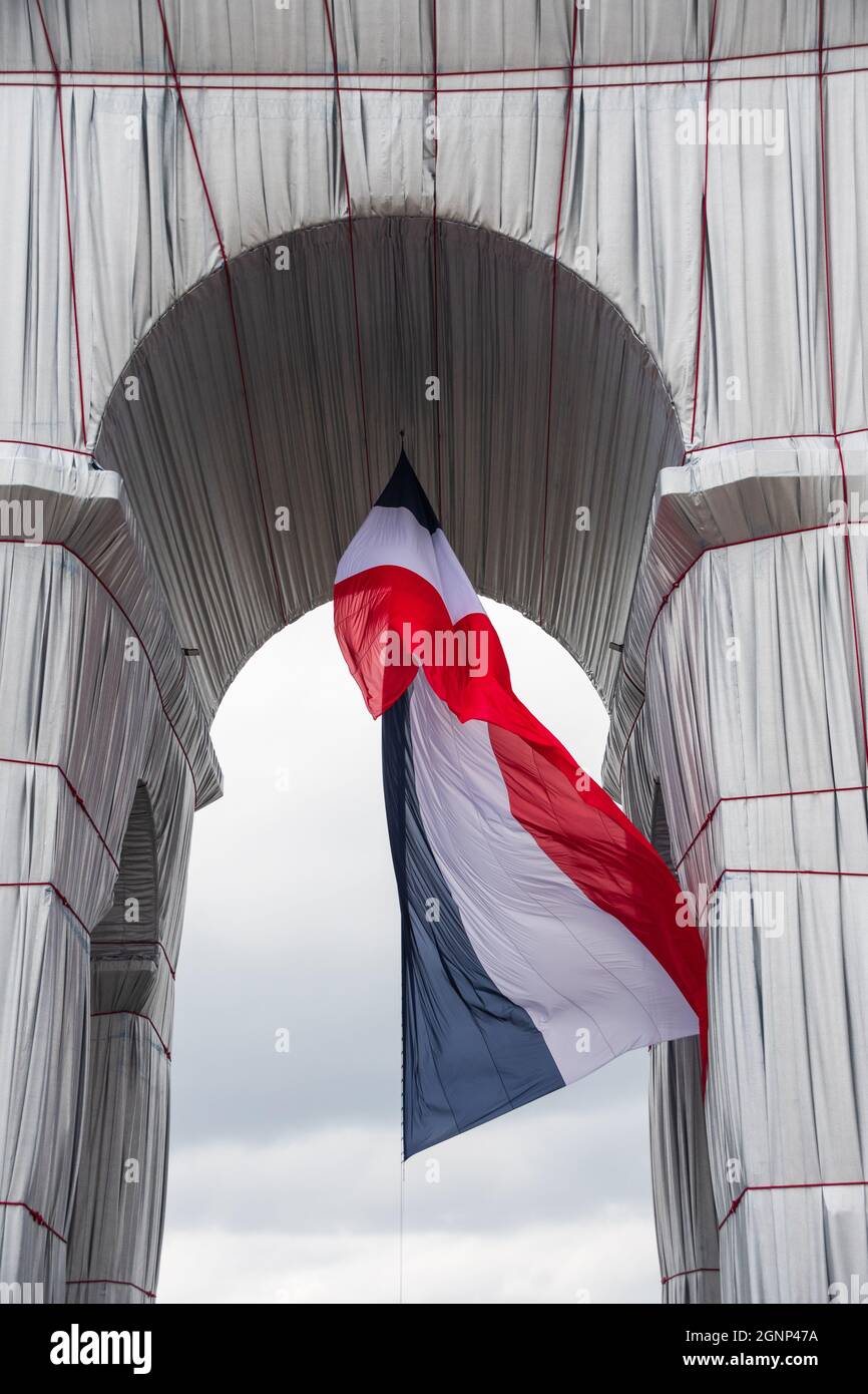 Detailansicht von Christos umhülltem Triumphbogen-Projekt in Paris mit französischer Flagge. Stockfoto