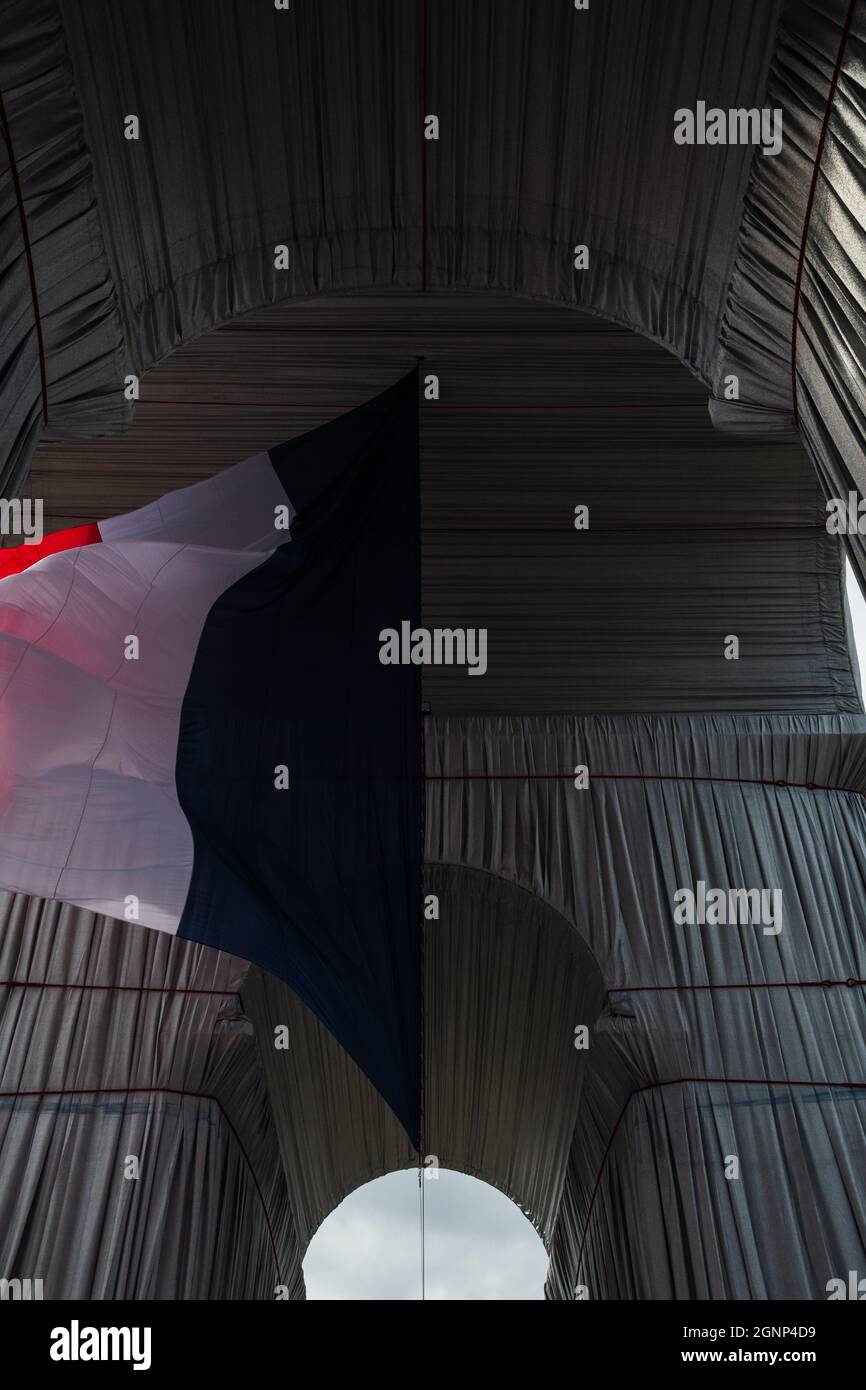 Detailansicht von Christos umhülltem Triumphbogen-Projekt in Paris mit französischer Flagge. Stockfoto
