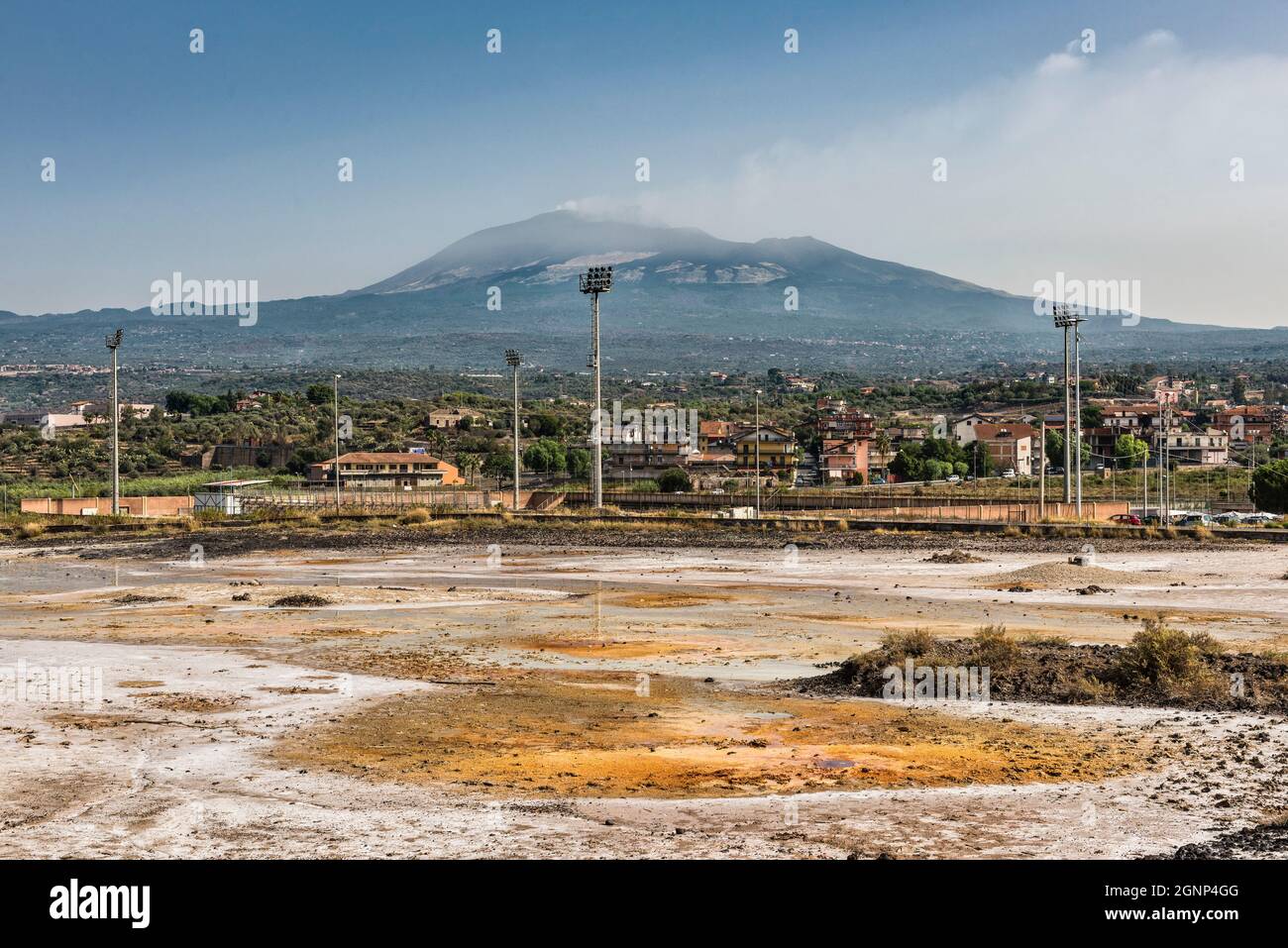 Die Salinelle dei Cappuccini, ein Gebiet aus vulkanischem Schlamm und Lehm in der Stadt Paternò an den Hängen des Ätna, Sizilien, Italien Stockfoto