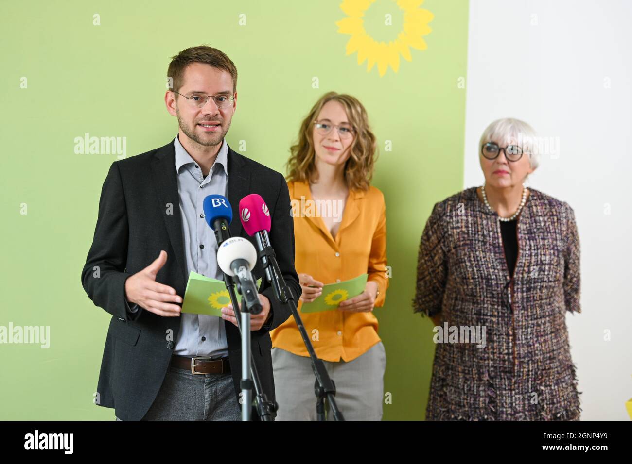 München, Deutschland. September 2021. Thomas von Sarnowski (l-r), Landesvorsitzender von Bündnis 90/die Grünen in Bayern, Eva Lettenbauer, Landesvorsitzende von Bündnis 90/die Grünen in Bayern, und Claudia Roth, Spitzenkandidatin von Bündnis 90/die Grünen in Bayern, halten eine Pressekonferenz zum Ergebnis der Bundestagswahl ab. Quelle: Tobias Hase/dpa/Alamy Live News Stockfoto