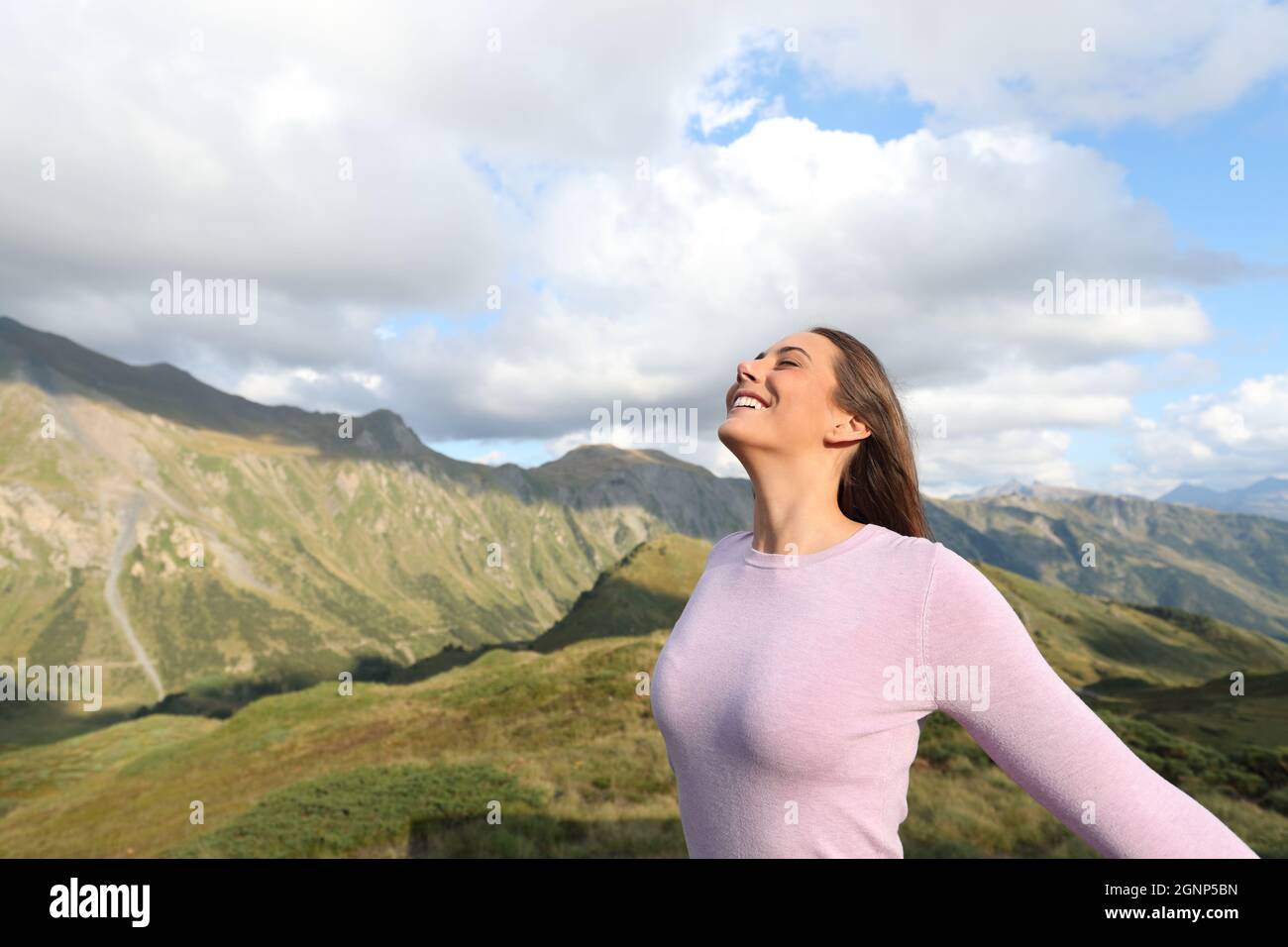 Glückliche Frau lächelnd atmen frische Luft allein in der Natur Stockfoto