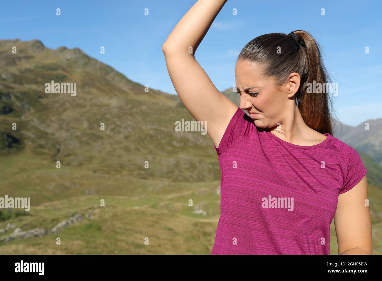 Die Sportlerin riecht nach dem Sport in der Natur nach stinkenden Achselhöhlen Stockfoto