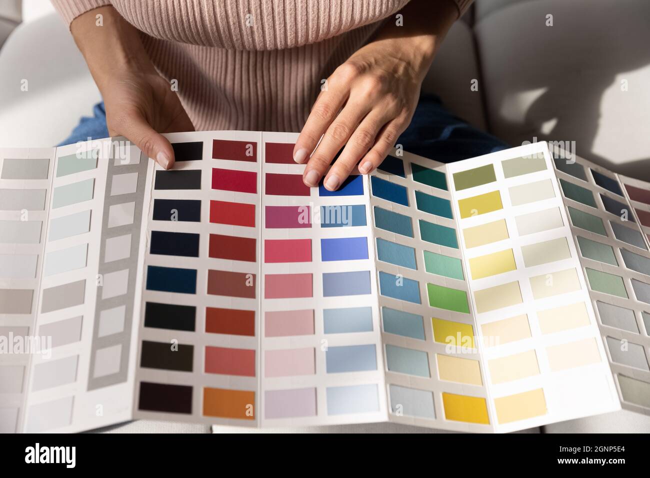 Nahaufnahme der Frau wählen Sie Farbe aus der Palette Stockfoto
