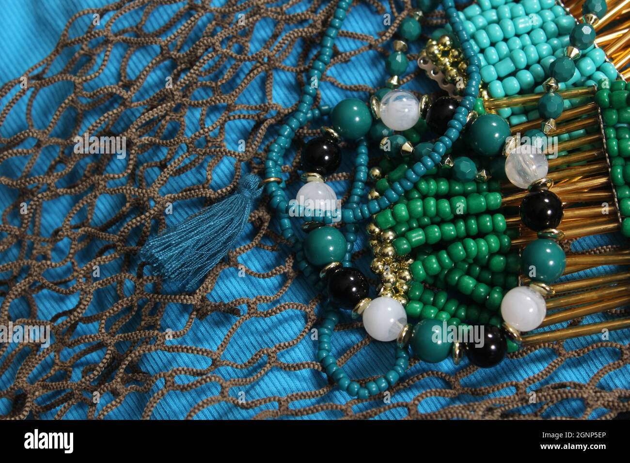 Meerjungfrau-Mode mit Schmuck und Fischernetz Stockfoto