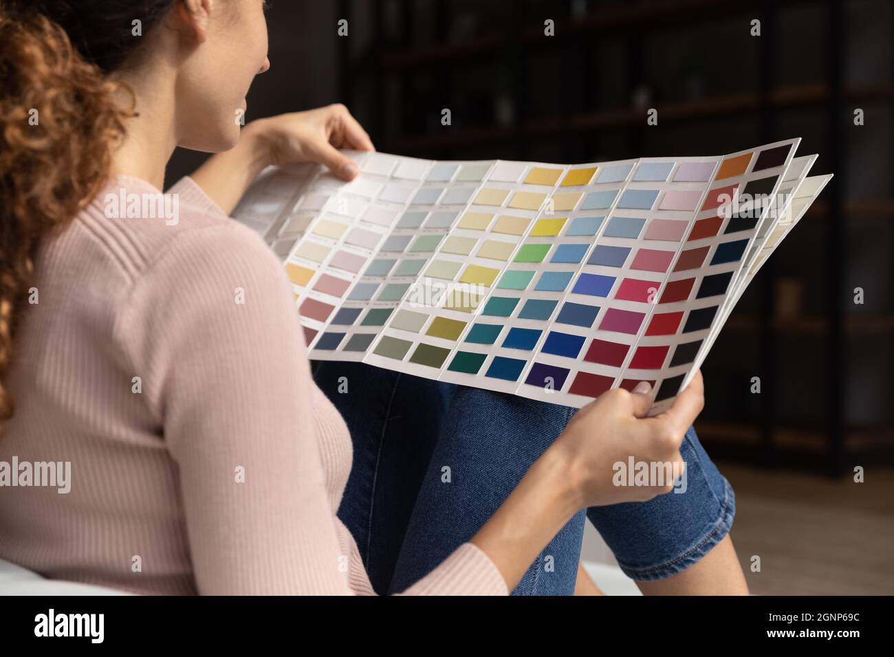 Frau denken an Renovierung Blick auf Farbvorlage Stockfoto