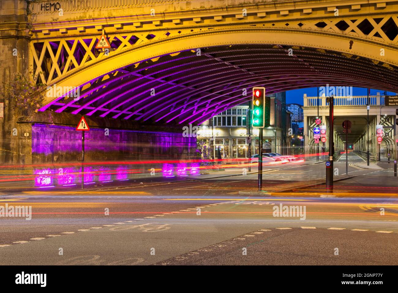 Mit Blick nach Süden auf die St. Nichola Street, Newcastle, in Richtung High Level Bridge and Bridge Hotel, führt dieses wunderschöne Eisenbahnviadukt Züge in und Stockfoto