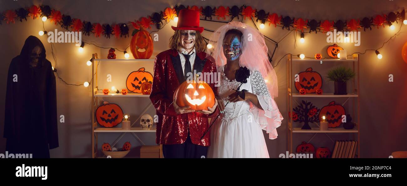 Halloween-Banner mit glücklichen Mann und Frau in Kostümen von toten Brautpaar verkleidet Stockfoto