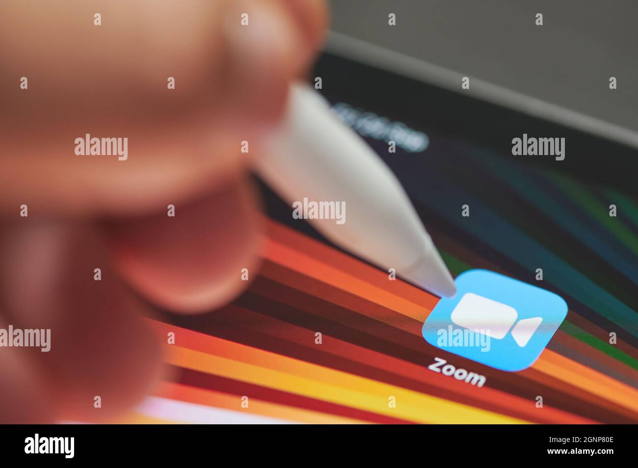New york, USA - September 24 2021: Zoom-App auf dem ipad-Bildschirm Nahaufnahme mit Stift starten Stockfoto
