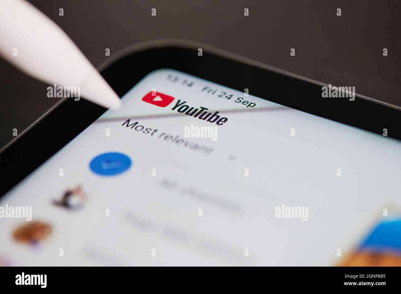 New york, USA - September 24 2021: Überprüfen sie youtube-App auf dem ipad-Panel-Bildschirm Nahaufnahme mit Stift Stockfoto